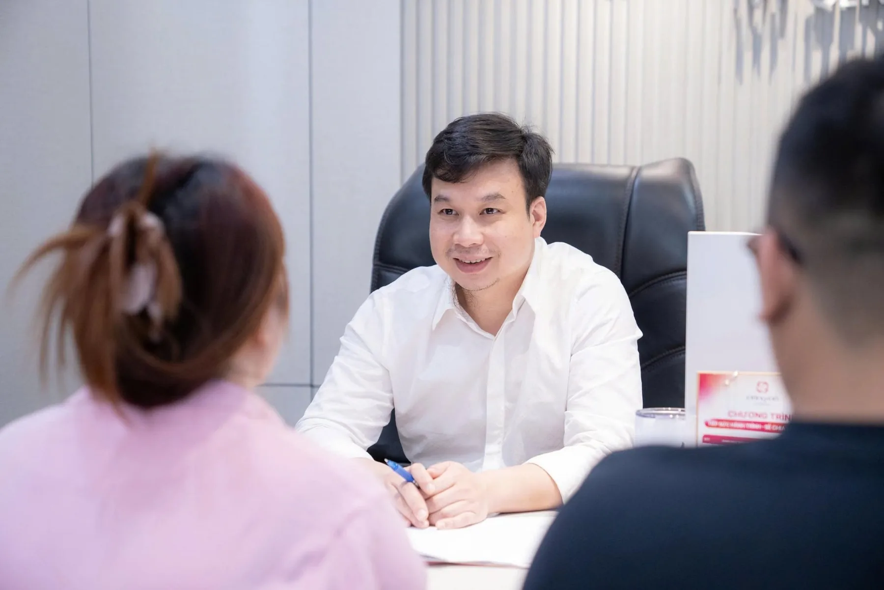 Bác sĩ Tăng Đức Cương tư vấn cho một cặp vợ chồng tại Bệnh viện Đông Đô