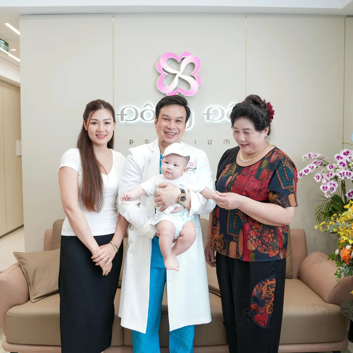 Gia đình trở lại thăm bác sĩ Cương cùng em bé