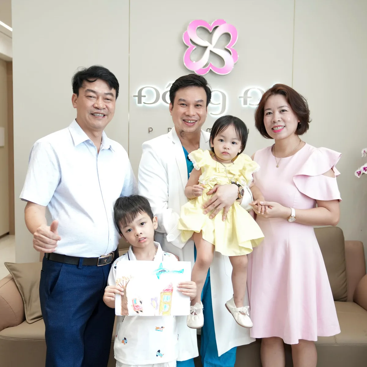 Một gia đình khác đưa con về Bệnh viện Đông Đô sau hành trình IVF
