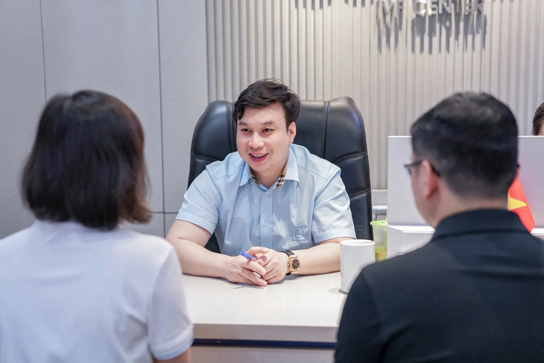 Bác sĩ Tăng Đức Cương tư vấn cho các cặp vợ chồng tại Bệnh viện Đông Đô