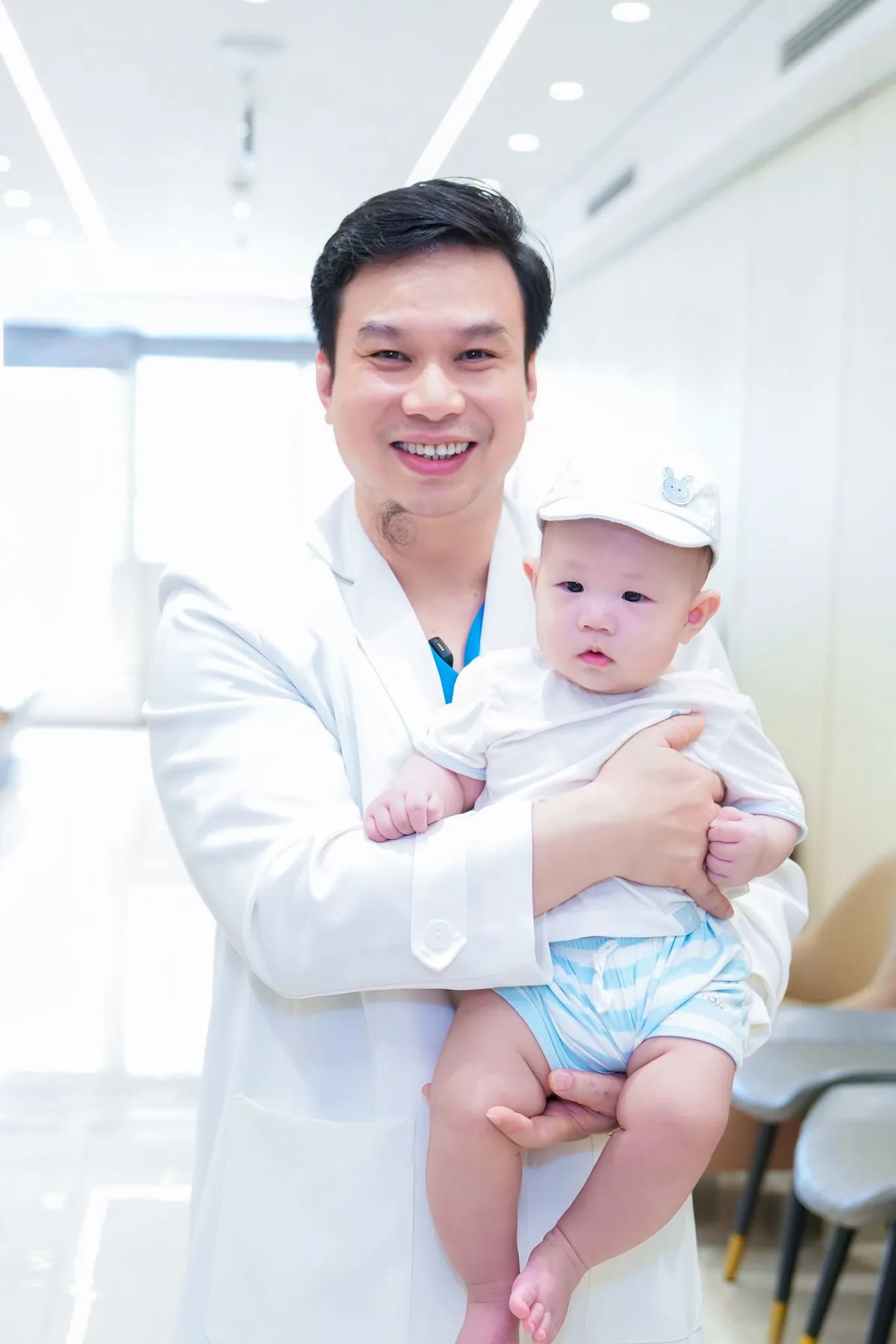 Bác sĩ Tăng Đức Cương bế một em bé chào đời nhờ IVF