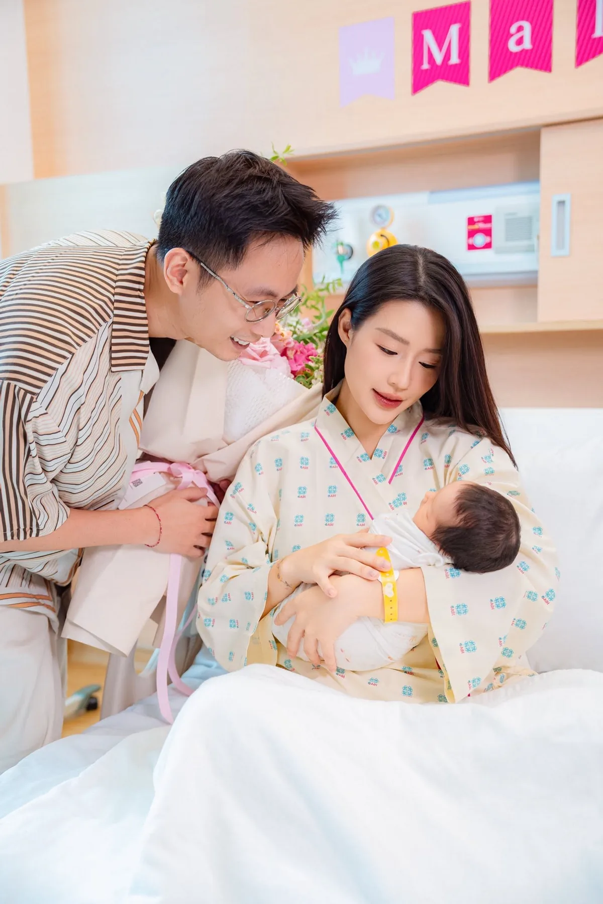 Vợ chồng nghệ sĩ Rhymastic và Thanh Huyền bên em bé MaDi